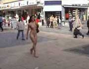 全裸で街を歩く女性